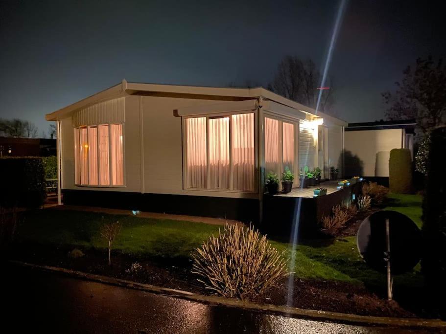 Luxe Chalet In Prachtig Natuurgebied Lith Exterior photo